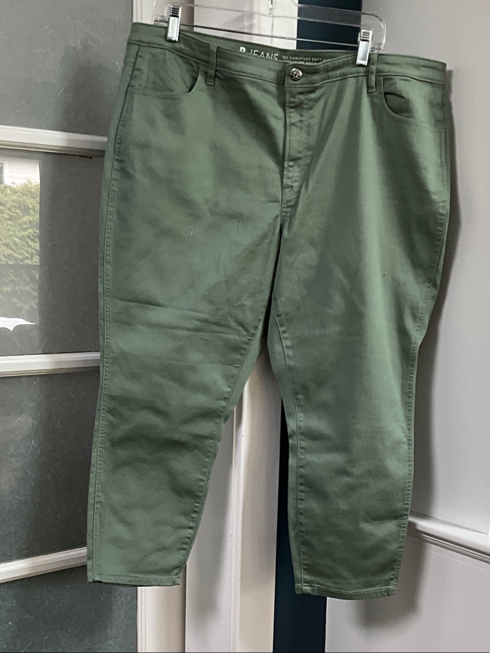 Reitmans Soft Green Ankle Cropped Jeans